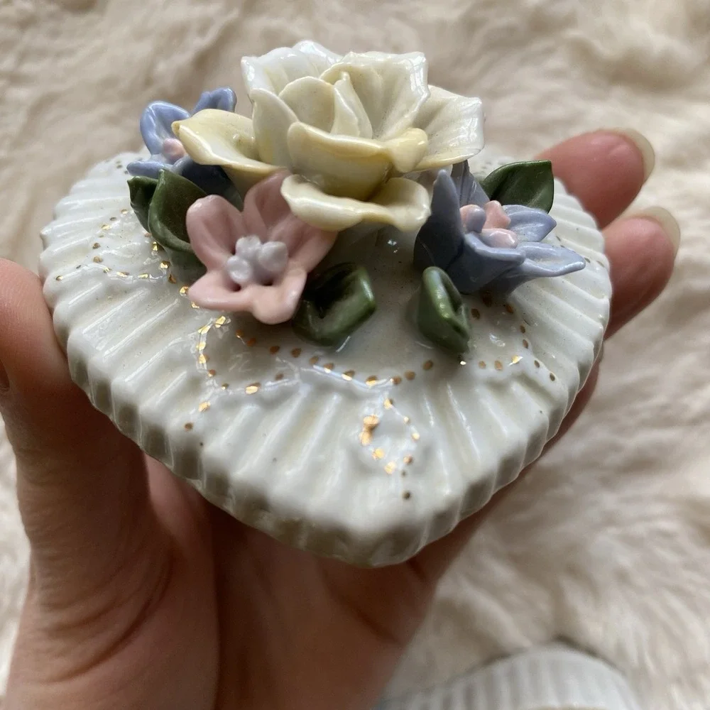 Vintage Heart Shaped Trinket Jewelry Box‎ Ceramic 3D Flowers on Lid 3